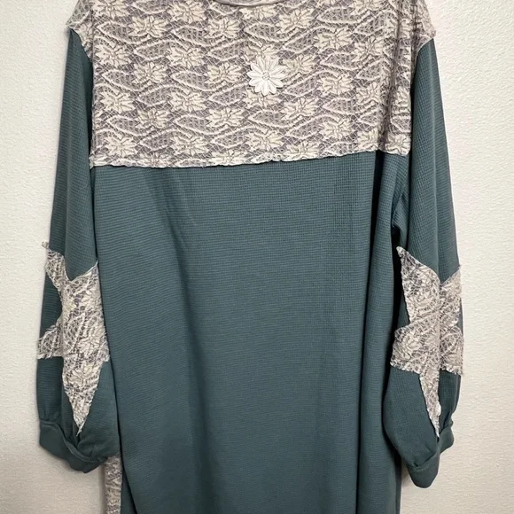 POL - Ballet Balcony Top - Picture 7 of 12